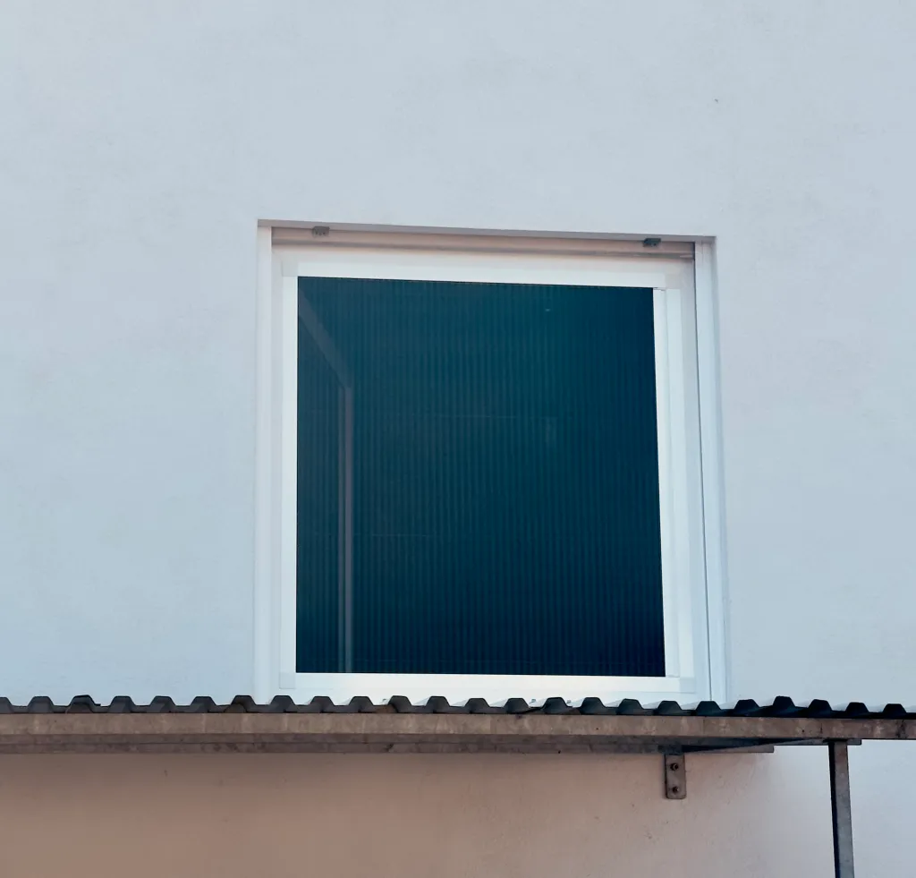 Plisseelo Insektenschutz für Fenster mit weißem Rahmen