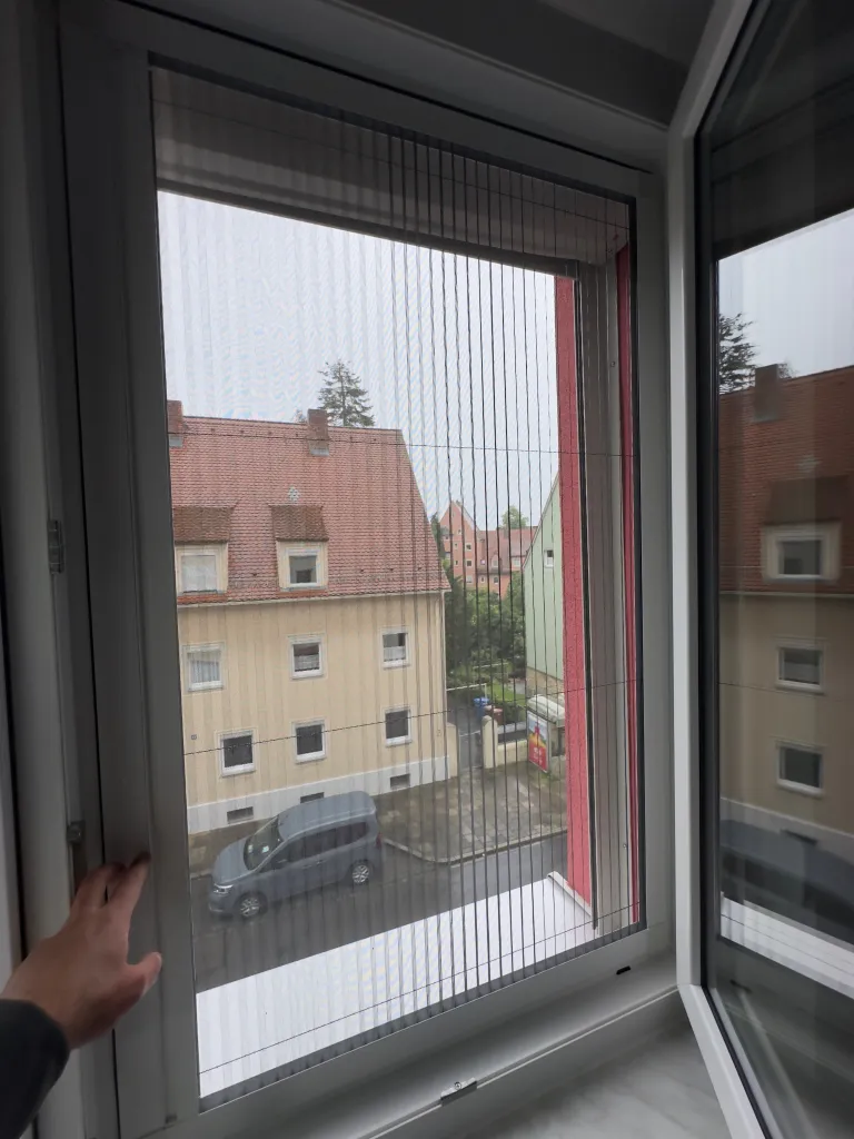 Innenansicht eines Fensters mit Insektenschutz