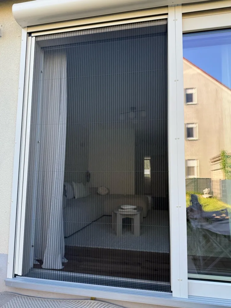 Plissee-Insektenschutz an einer Terrassentür